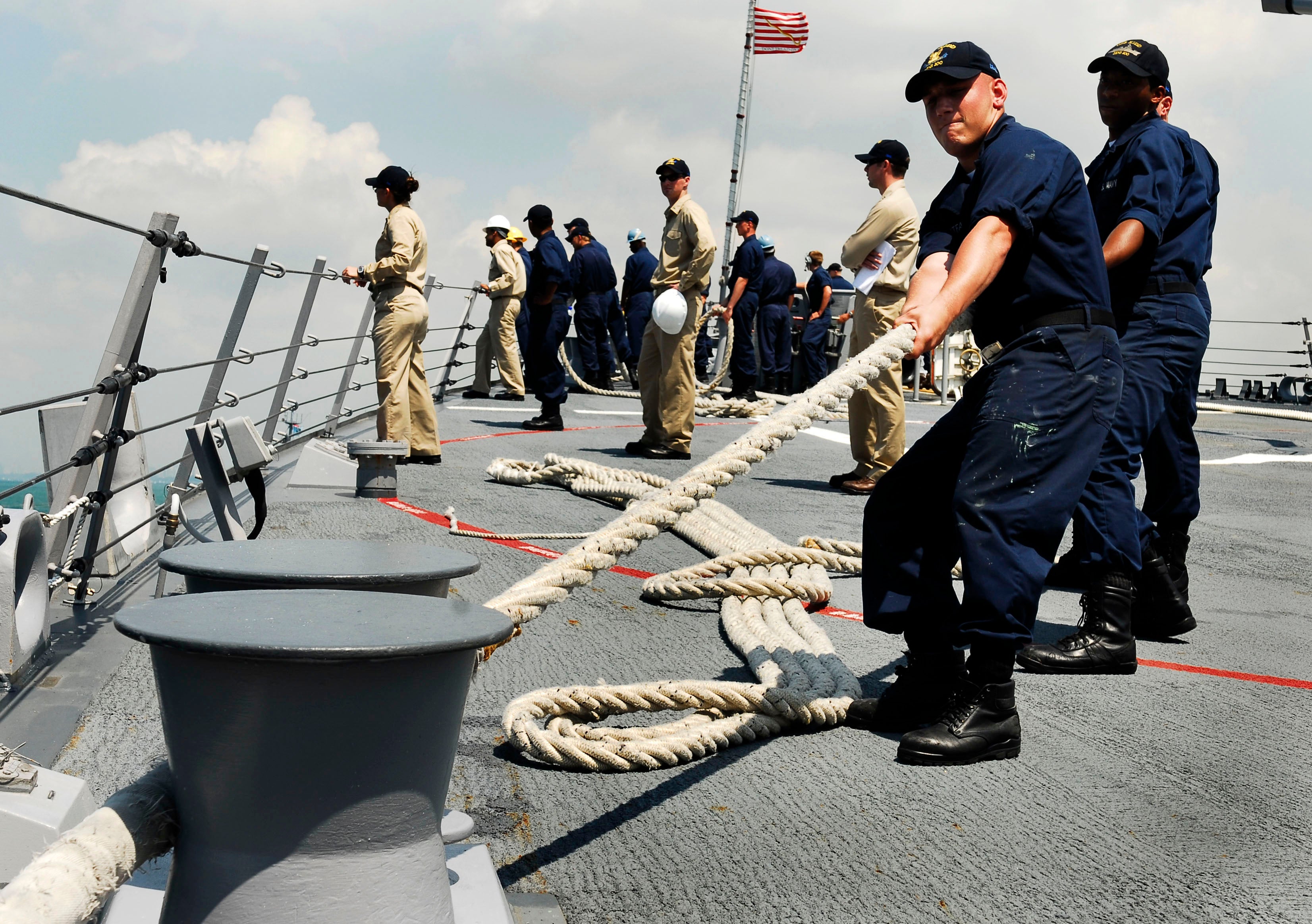 Ravenox-hmpe-navy-mooring-line-VETS-335 United States Navy guided missile destroyer USS Kidd DDG 100 (7041063105)